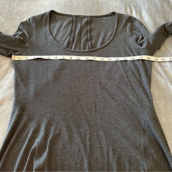 Lululemon Woman’s Gym Yoga Stretchy Long Sleeve Heathered Gray Pullover Top - Picture 10 of 10
